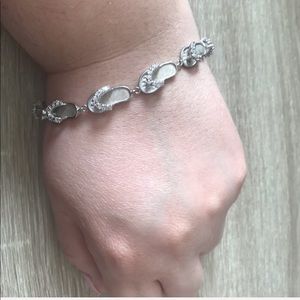 BNIB👣Solid Silver-Tone Hawaiian Slipper Bracelet👣